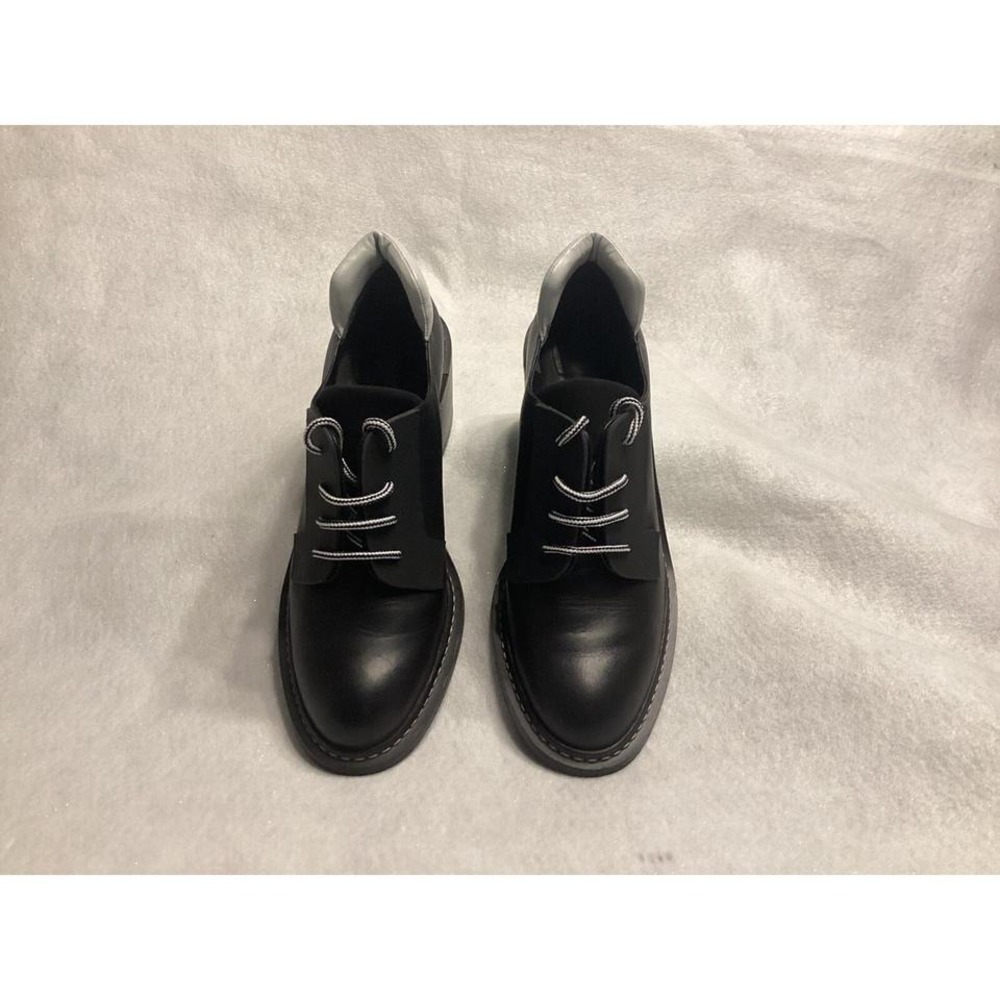 Chusor is a derby shoe in an urban and modern version. Elegance and comfort